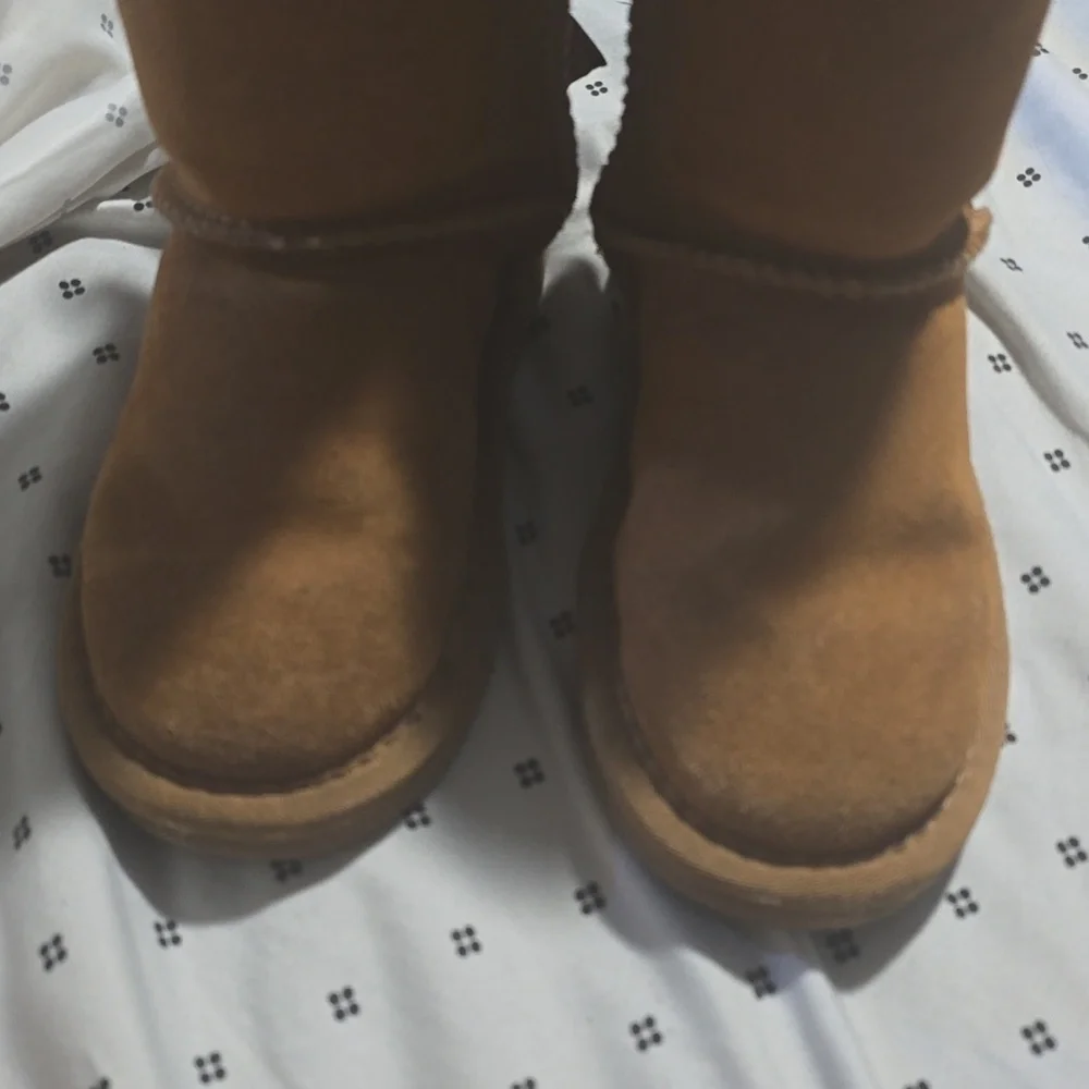 Girl's UGG Boots       bow defect READ DESCRIPTION